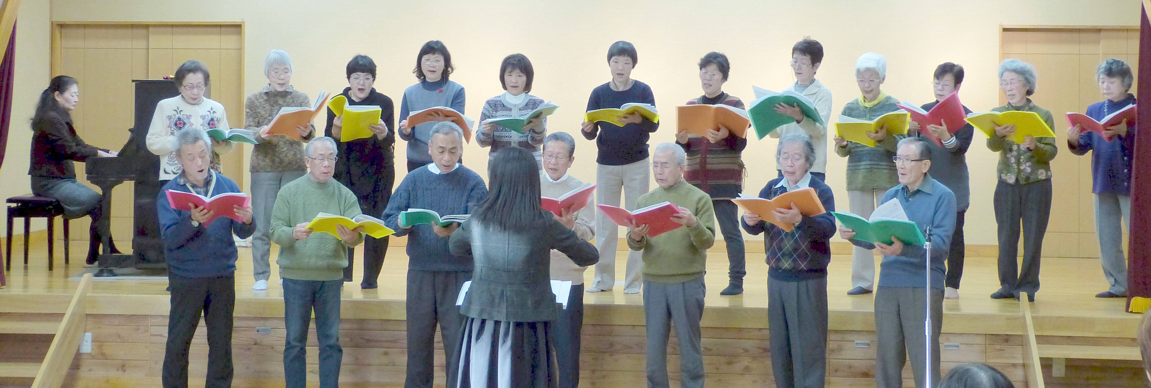 2014.11.15 「第3回あったかコンサート」 熱唱中 借宿公民館